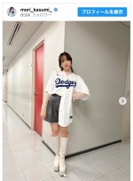 【写真】森香澄、ドジャースユニフォームの着こなしがかわいすぎ　足元はショートパンツ＆ロングブーツで美脚ちらり