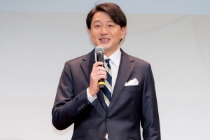 青井実、『Live News イット！』記者発表会に登場  