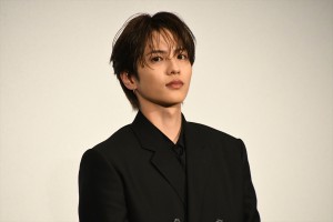 志尊淳、映画『52ヘルツのクジラたち』初日舞台挨拶に登場