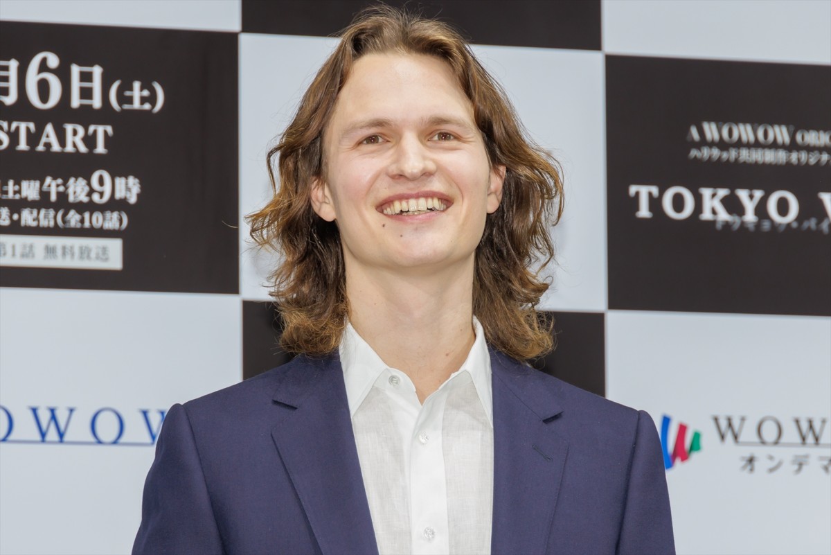 アンセル・エルゴート「東京は僕の第二の故郷」　30歳を祝うサプライズケーキに感激