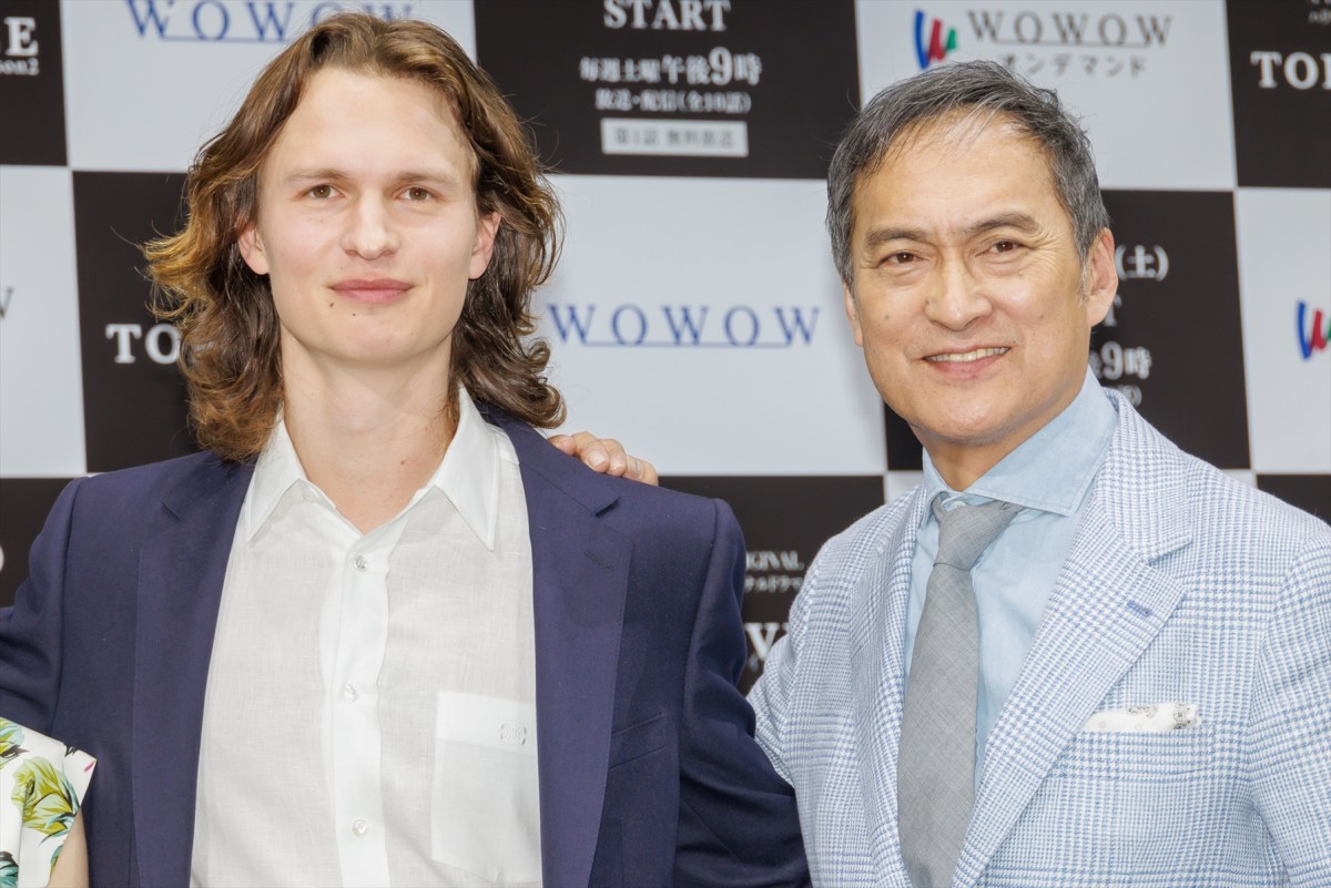 アンセル・エルゴート「東京は僕の第二の故郷」　30歳を祝うサプライズケーキに感激