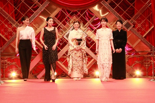 第47回日本アカデミー賞レッドカーペットに登場した（左から）綾瀬はるか、安藤サクラ、杉咲花、浜辺美波、吉永小百合