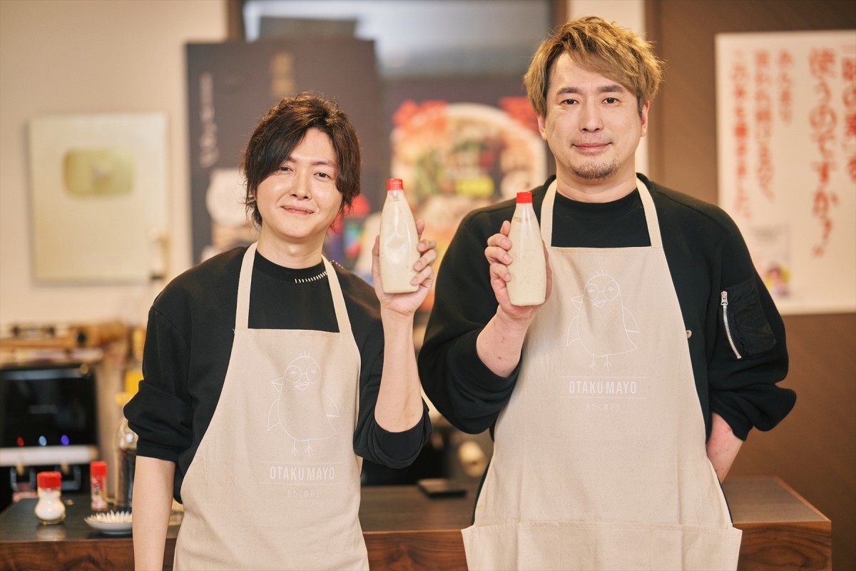 「おたくのマヨ ガーリックベーコン味」を開発した(左から)リュウジ、安元洋貴