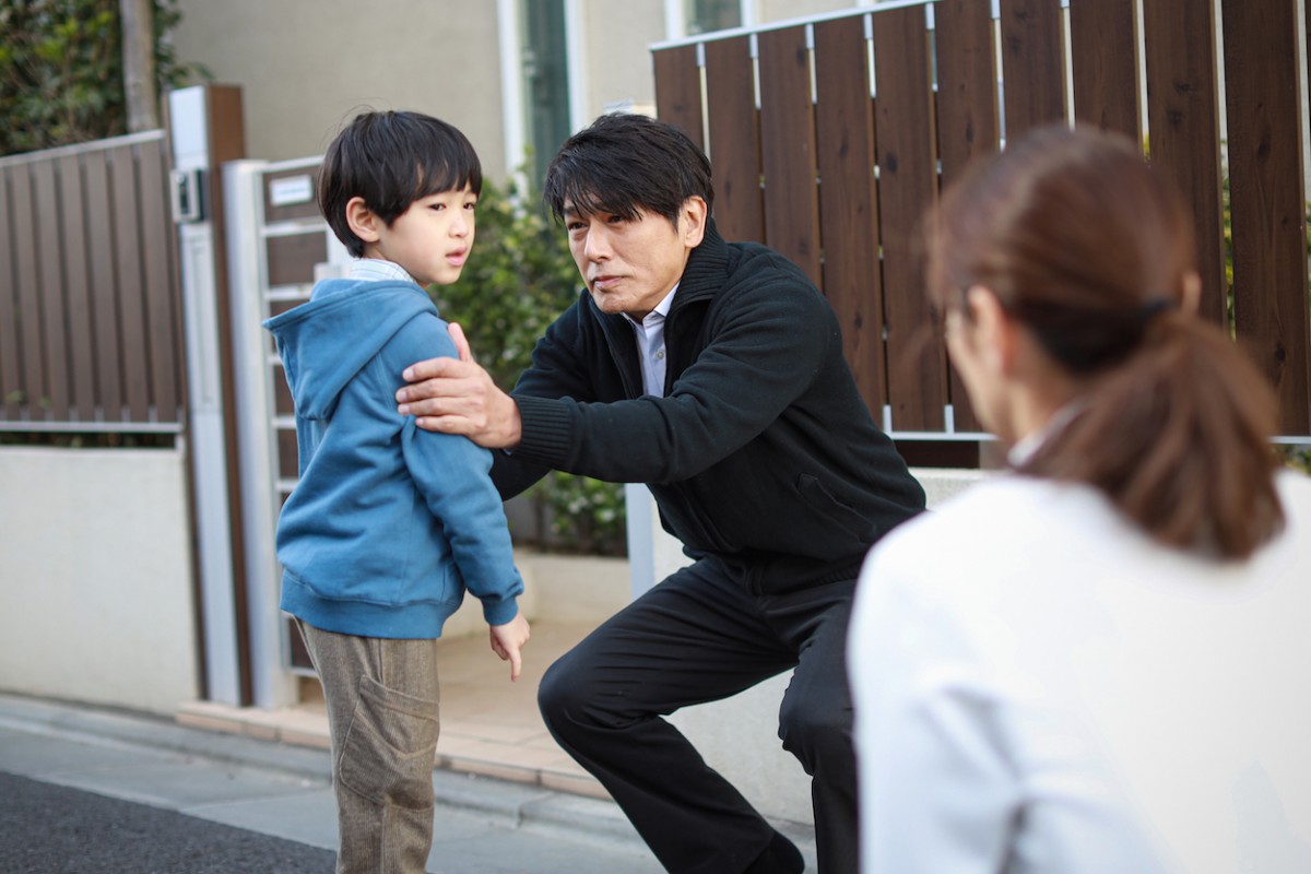 『離婚しない男』観月ありさ、電撃ラケット片手に怪演　芸能事務所社長役に反響「強烈な新キャラ」