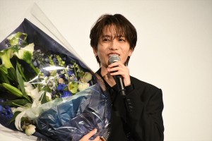 志尊淳、映画『52ヘルツのクジラたち』初日舞台挨拶に登場