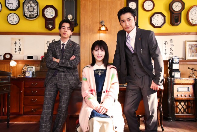 ドラマ『アリバイ崩し承りますスペシャル』に出演する（左から）成田凌、浜辺美波、安田顕