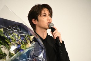 志尊淳、映画『52ヘルツのクジラたち』初日舞台挨拶に登場