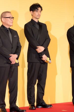 斎藤工、映画『碁盤斬り』完成披露舞台挨拶に登場