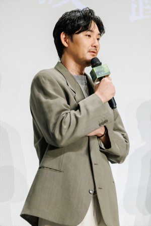 松田龍平、映画『わたくしどもは。』 完成披露試写会舞台挨拶に登場