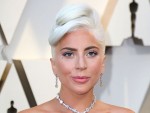 レディー・ガガに婚約の噂！　左手薬指に巨大なダイヤのリングを目撃される