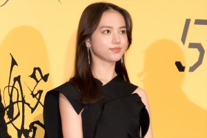 清原果耶、映画『碁盤斬り』完成披露舞台挨拶に登場