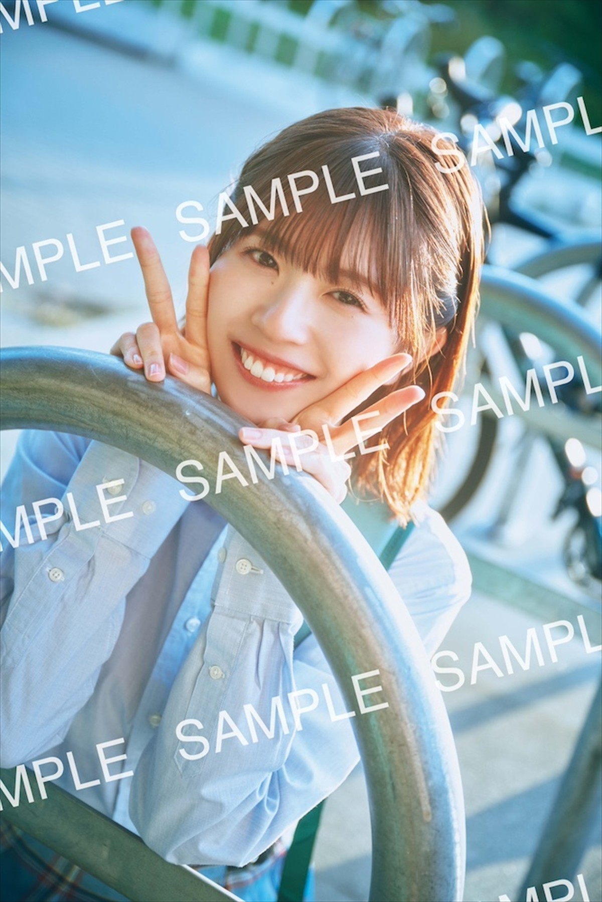 日向坂46・松田好花、ゆる白ニットから美脚があらわ！　写真集先行カット到着