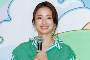 上戸彩、映画『それいけ！アンパンマン ばいきんまんとえほんのルルン』公開アフレコイベントに登場