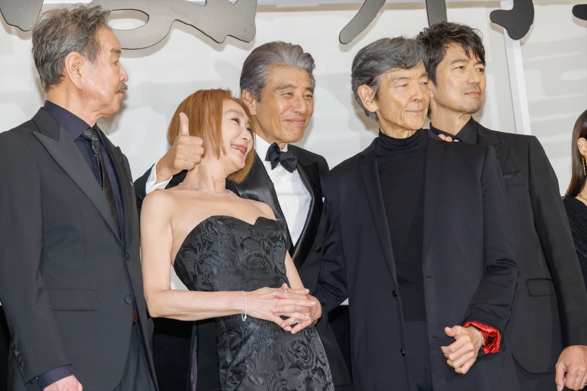 舘ひろし＆柴田恭兵、2人の関係は「もう夫婦でした」壇上でのハグに大歓声