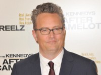 『フレンズ』マシュー・ペリーさんの死を当局が捜査