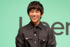 中尾明慶、Uber Eats 新CM公開記念「Uber Eats 博士」認定式に登場