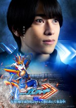 映画『仮面ライダー THE SUMMER MOVIE 2024／仮面ライダーガッチャード＆爆上戦隊ブンブンジャー』に出演する本島純政（宝太郎／仮面ライダーガッチャード役　※写真は仮面ライダーレインボーガッチャード）