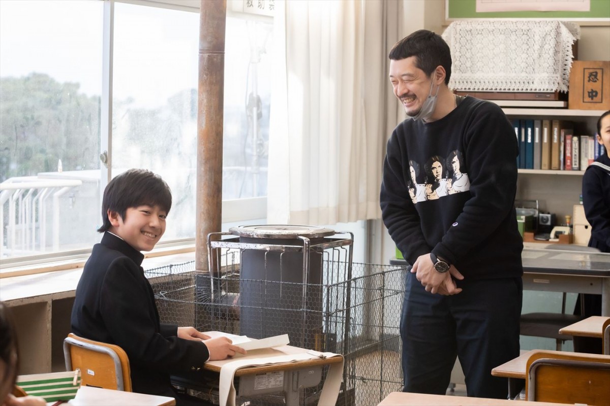 映画『おいしい給食 Road to イカメシ』、個性あふれる生徒たちの場面写真＆“甘利田”市原隼人らの表情豊かな新映像2種到着