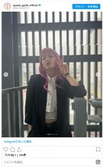 ピンクのロングヘア　剛力彩芽の最新ビジュアル　※「剛力彩芽」インスタグラム