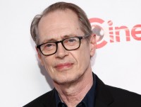 スティーヴ・ブシェミがNYで無差別攻撃の被害に！