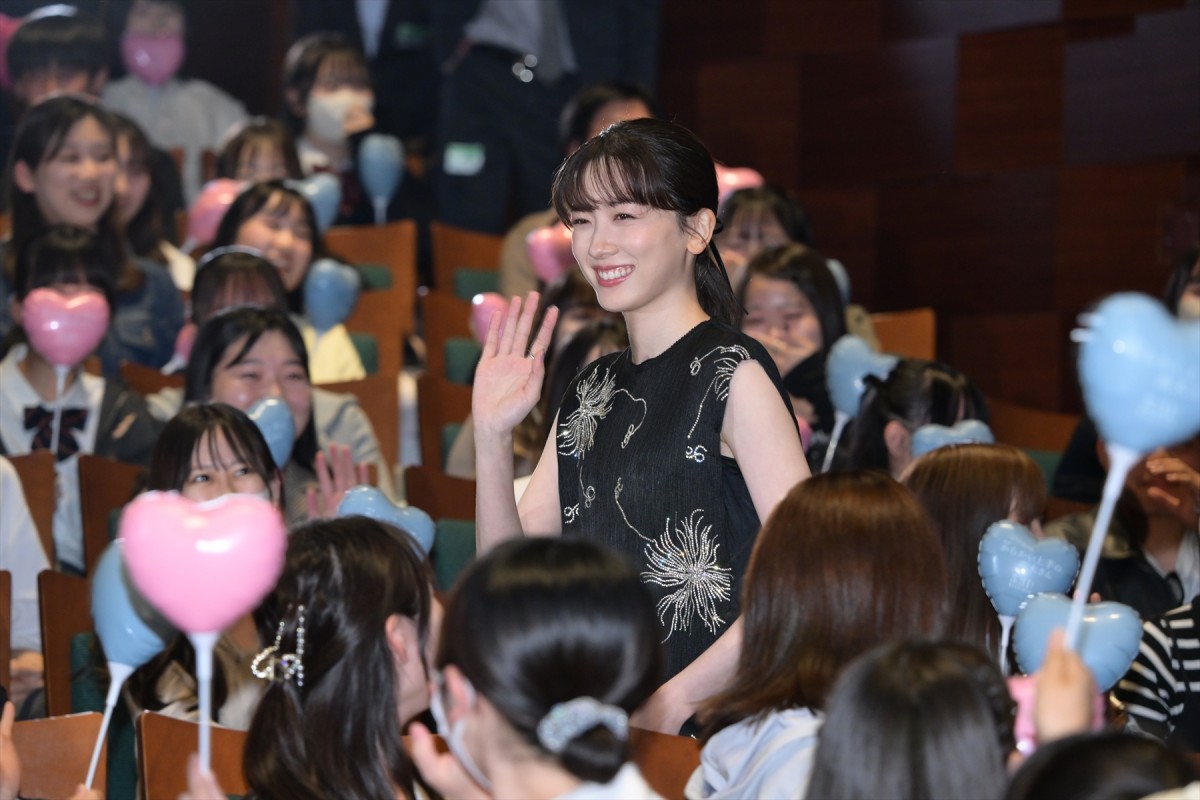 永野芽郁、舞台挨拶中ハプニングに見舞われた高橋文哉に神対応　観客沸かせる