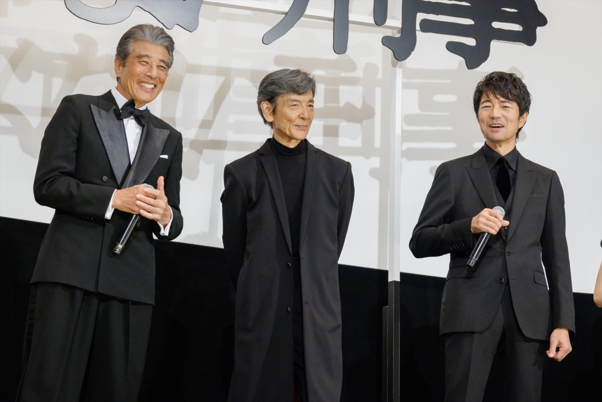 舘ひろし＆柴田恭兵、2人の関係は「もう夫婦でした」壇上でのハグに大歓声