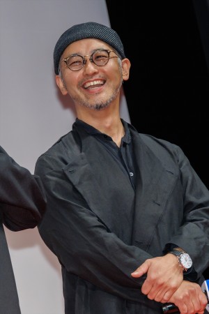 関根光才監督、映画『かくしごと』完成披露舞台挨拶に登場