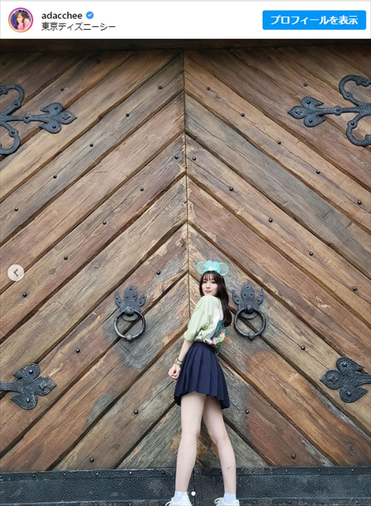 足立梨花、ミニスカコーデでディズニーシーを満喫　※「足立梨花」インスタグラム
