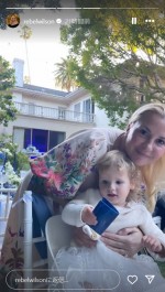 『ピッチ・パーフェクト』レベル・ウィルソンが愛娘と婚約者のツーショット公開！※「Rebel Wilson」インスタグラム