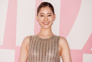 新木優子、「ミスディオール展覧会　ある女性の物語」に登場