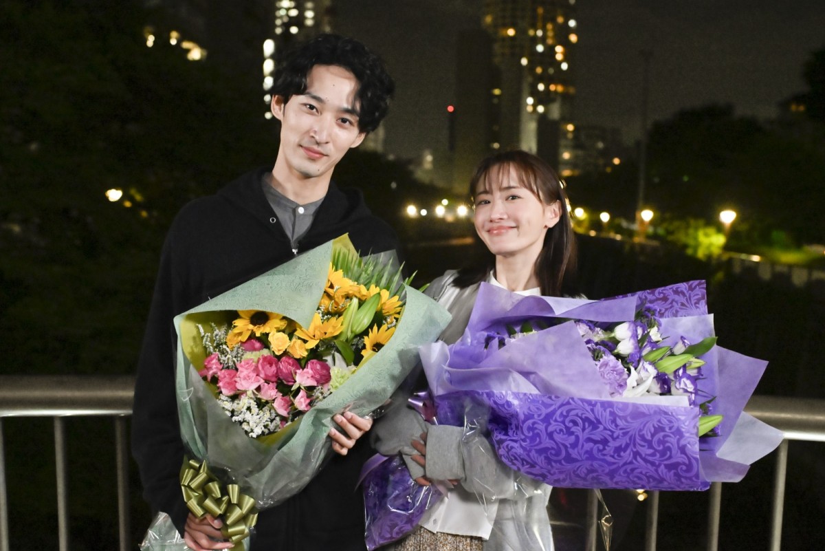 ドラマ『ミス・ターゲット』クランクアップを迎えた(左から)上杉柊平、松本まりか