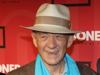 舞台から転落のイアン・マッケラン、最後の3公演を降板　全国ツアーでは復帰