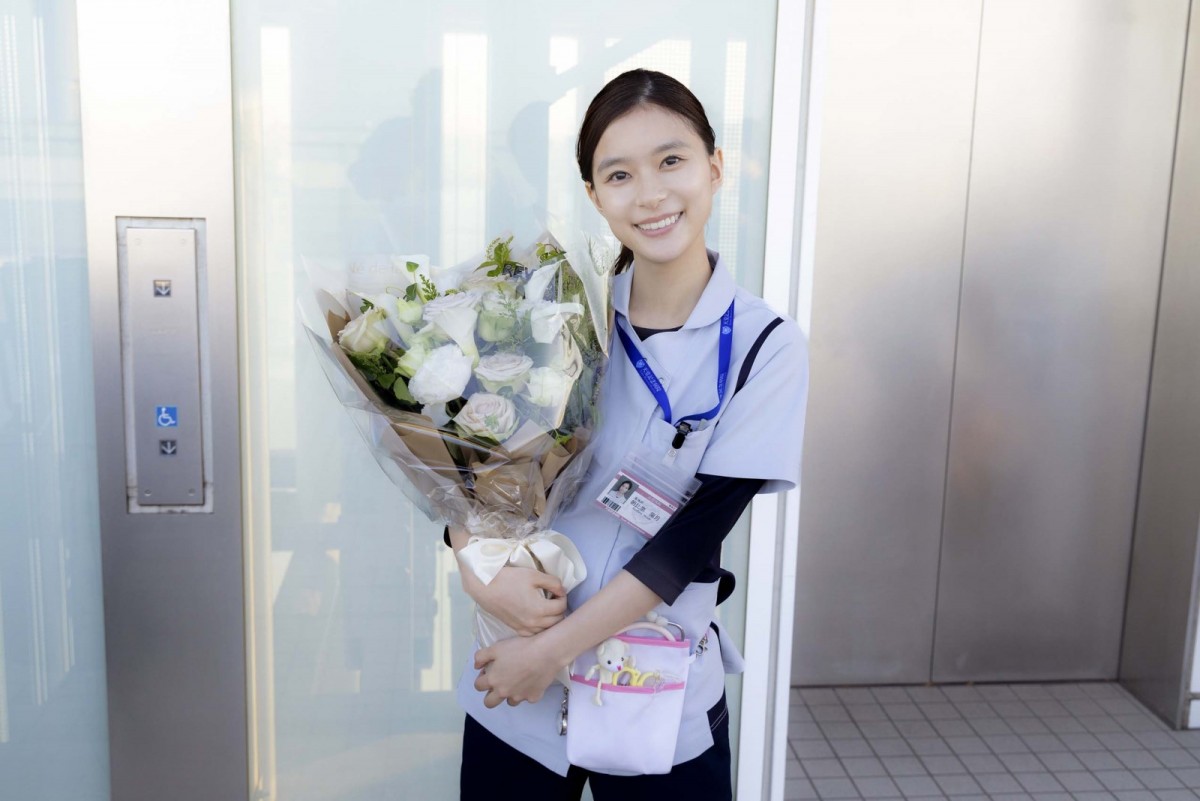 『Re：リベンジ』錦戸亮、5年ぶりの連ドラ撮了に感無量！　芳根京子、見上愛も笑顔でクランクアップ