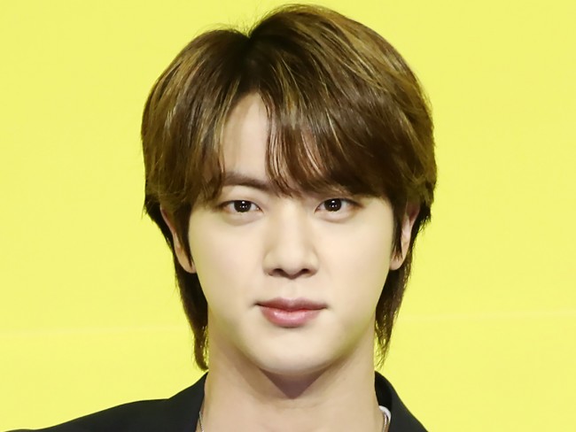 BTSの JIN、パリ・オリンピックの聖火ランナーに!(写真は2021年撮影)