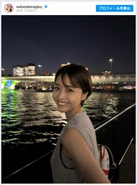 夜の海辺でほほ笑む近影を公開した渡邊渚アナウンサー　※「渡邊渚」インスタグラム