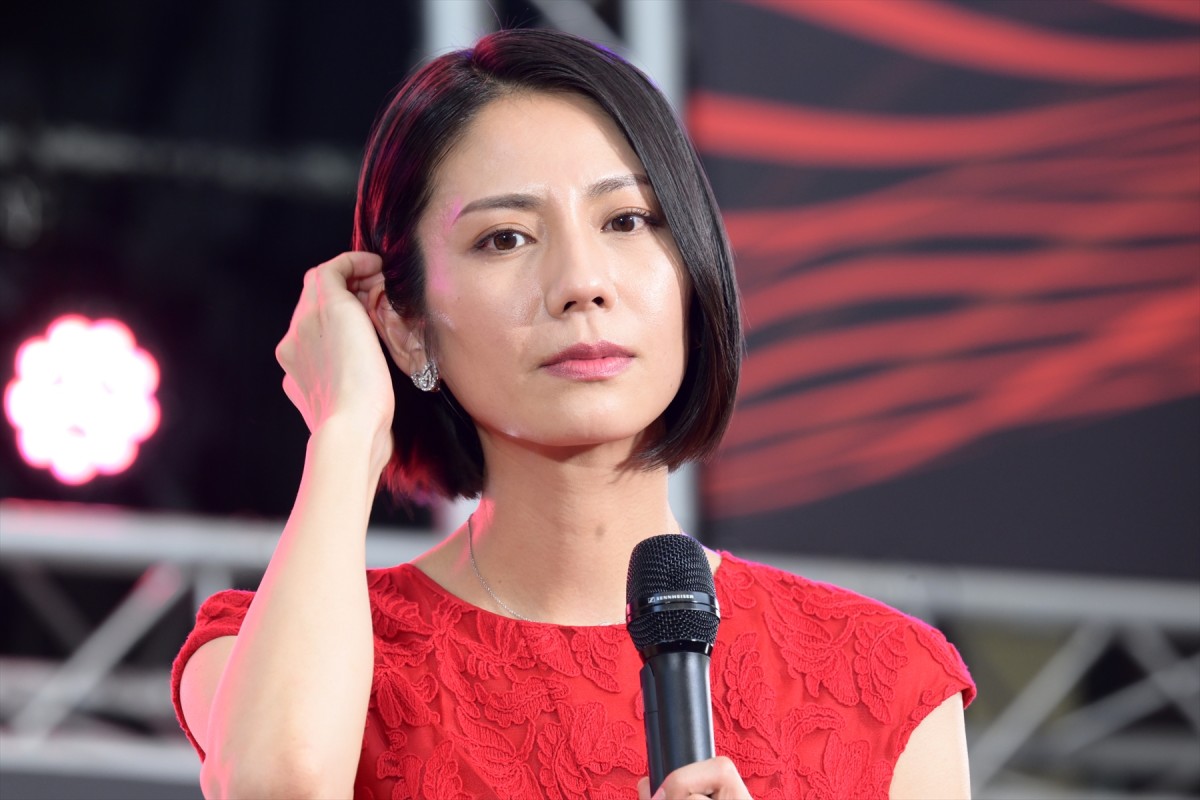 松下奈緒、木村文乃ら『スカイキャッスル』セレブ妻キャストが深紅のドレスで集結