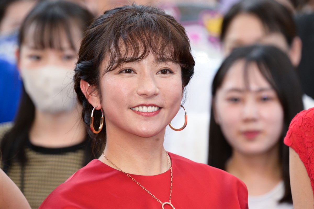 松下奈緒、木村文乃ら『スカイキャッスル』セレブ妻キャストが深紅のドレスで集結