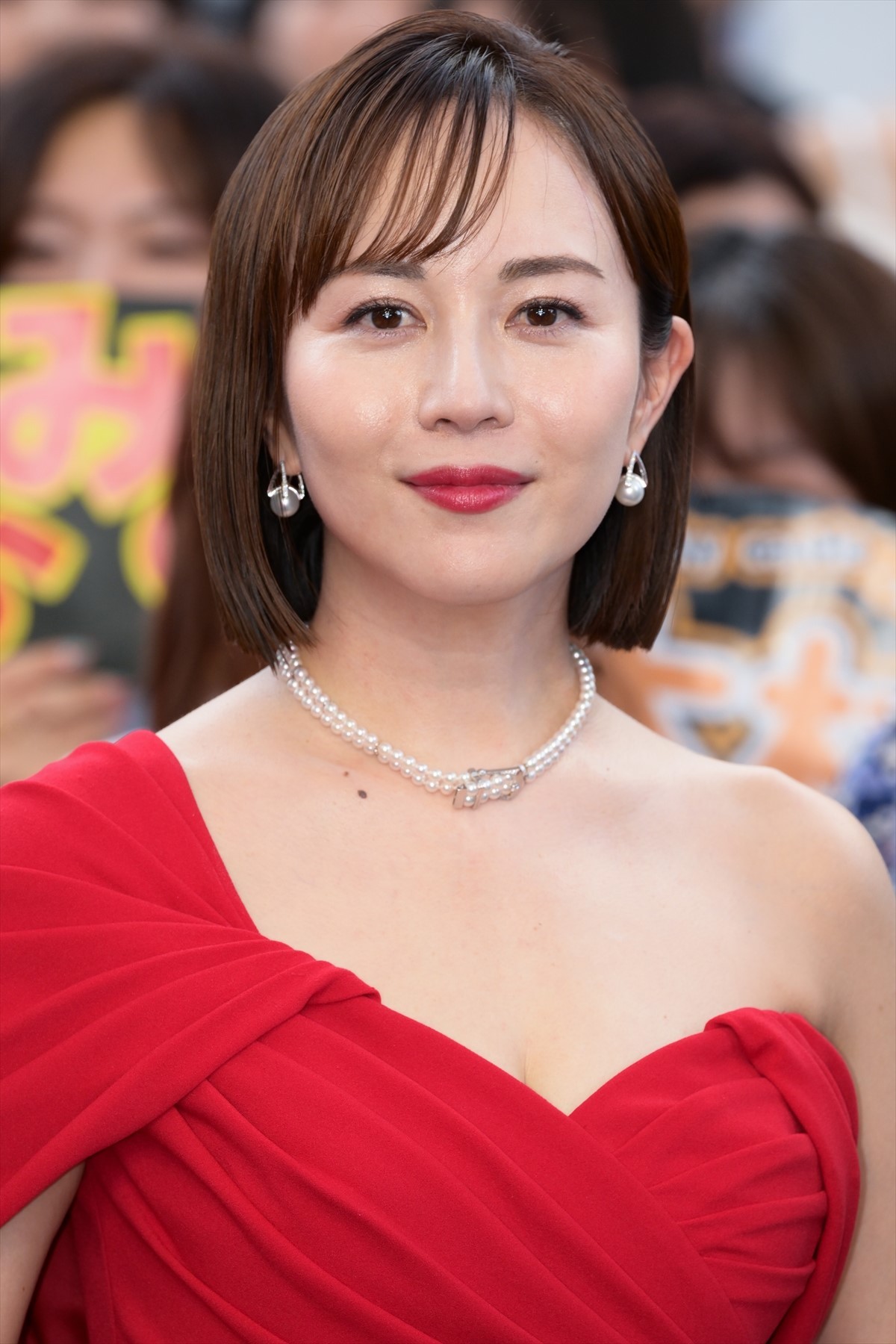 松下奈緒、木村文乃ら『スカイキャッスル』セレブ妻キャストが深紅のドレスで集結