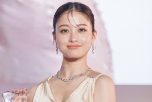 橋本環奈、第35回 日本ジュエリー ベストドレッサー賞 表彰式に登場