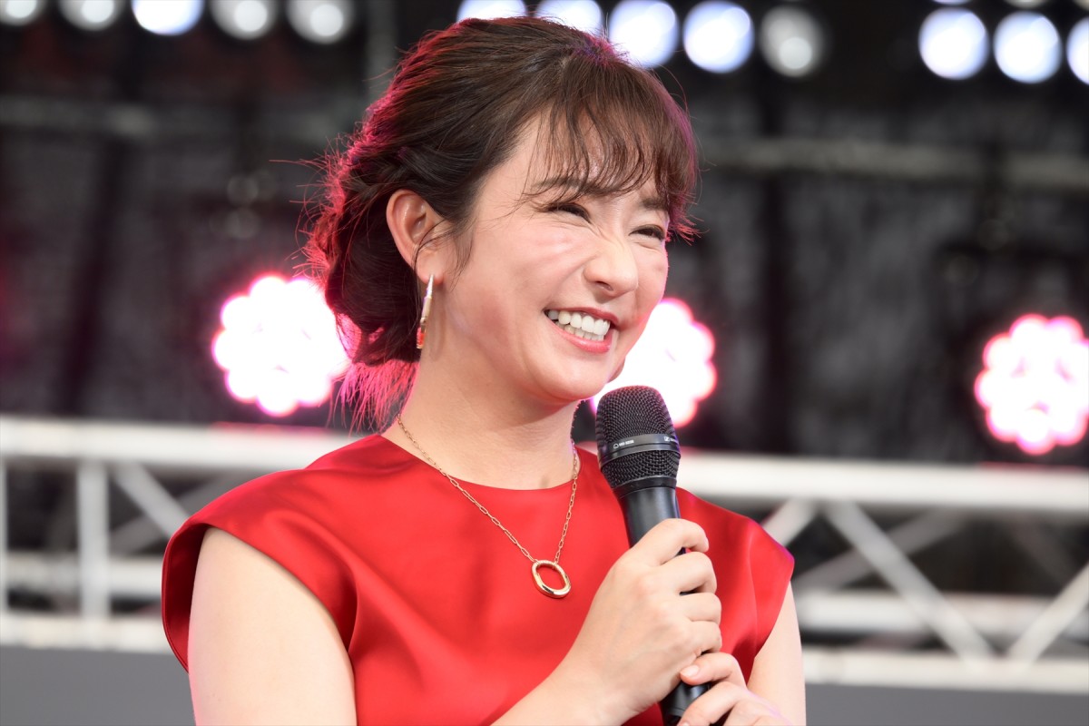 松下奈緒、木村文乃ら『スカイキャッスル』セレブ妻キャストが深紅のドレスで集結