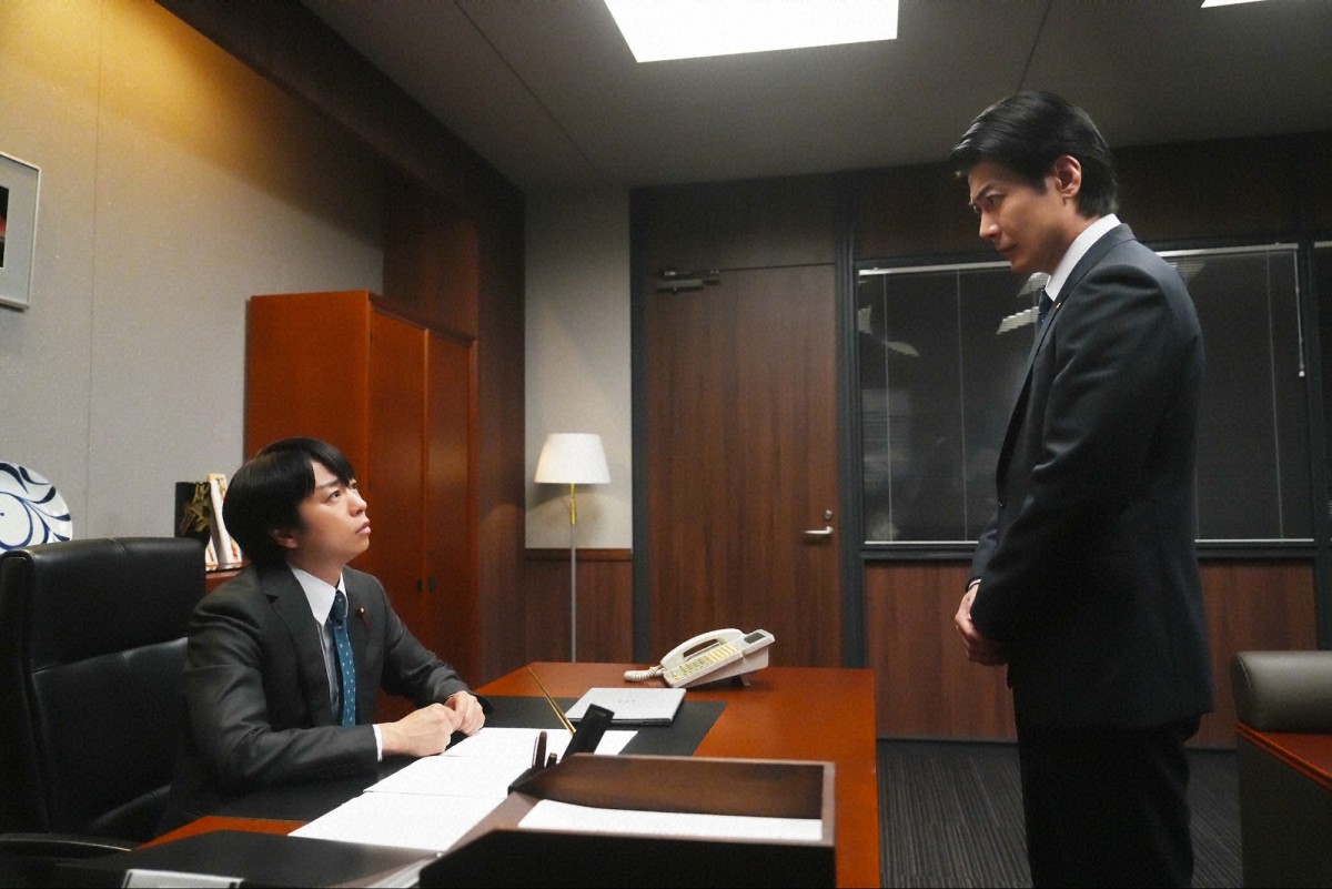 『笑うマトリョーシカ』第2話　“道上”水川あさみ、”清家”櫻井翔と秘書の関係に疑念を深める