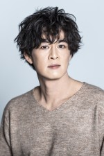 連続テレビ小説『おむすび』に出演する新納慎也