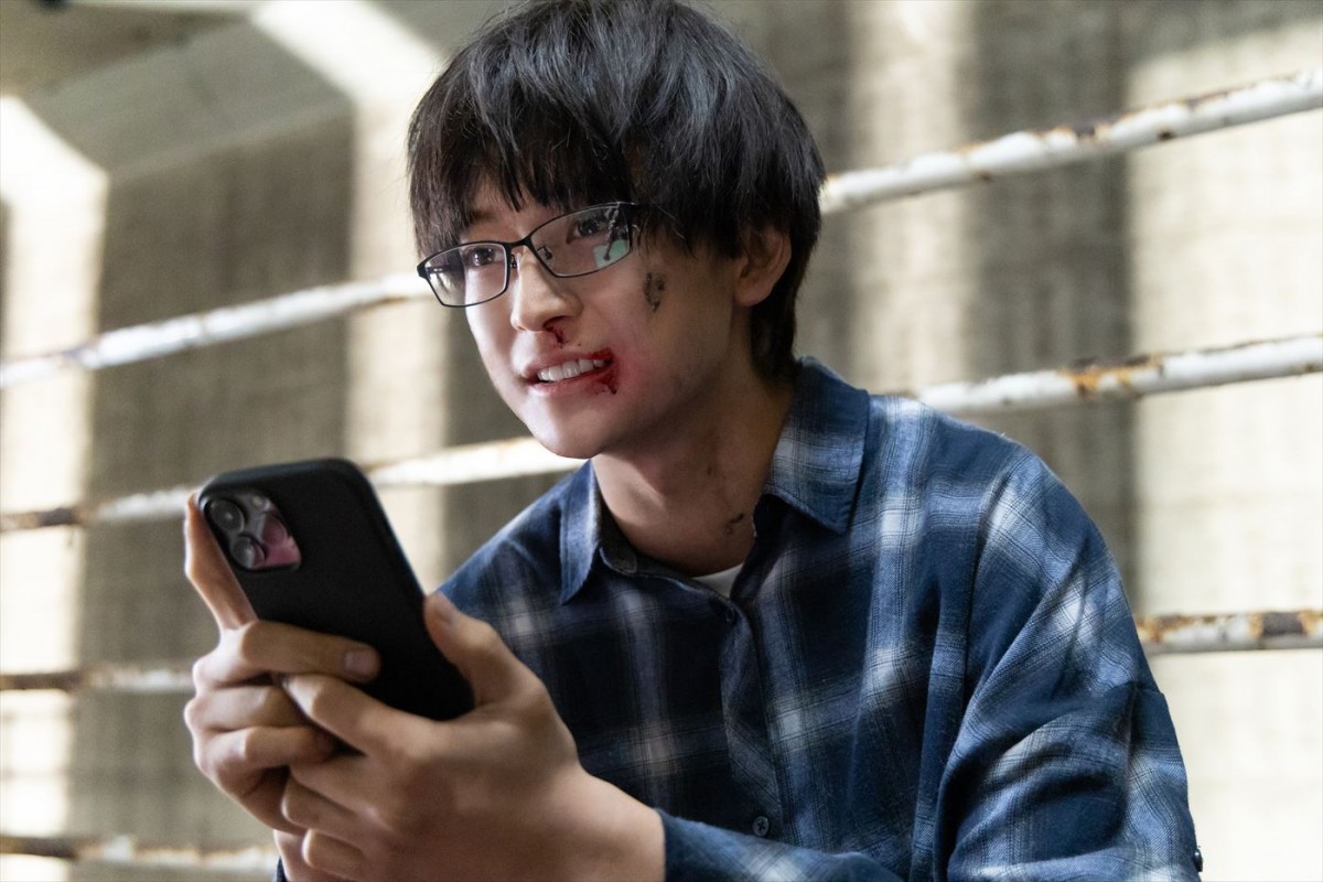 今夜スタート『伝説の頭 翔』、高橋文哉のハイカロリーな初一人二役がお目見え！　第1話ゲストで犬飼貴丈登場、原作者もカメオ出演