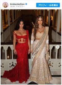 キム・カーダシアン姉妹、インド人御曹司の結婚式で1000カラットのダイヤモンド＆パール※「Kim Kardashian」インスタグラム