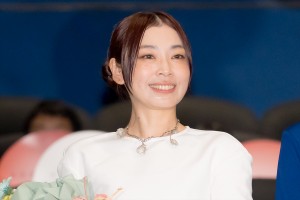 山田尚子監督、映画『きみの色』初日舞台挨拶に登場