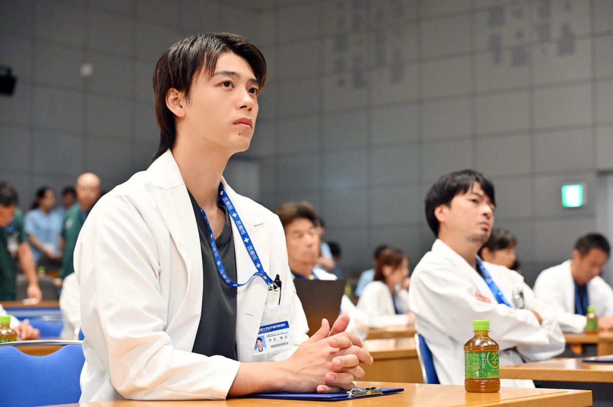 『ブラックペアン シーズン2』第8話　“天城”二宮和也、渡海の仮眠室で1枚の写真を発見