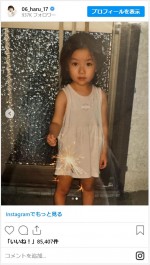 花火を楽しむ子どものころの波瑠　※「波瑠」インスタグラム