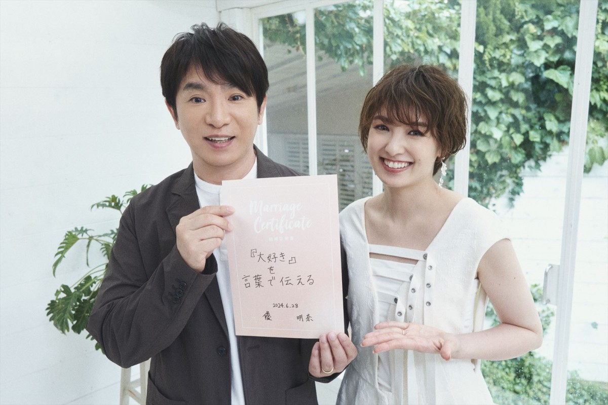 結婚6周年・濱口優＆南明奈がバウリニューアル　『ゼクシィ』10月号で仲良しドレス姿を披露