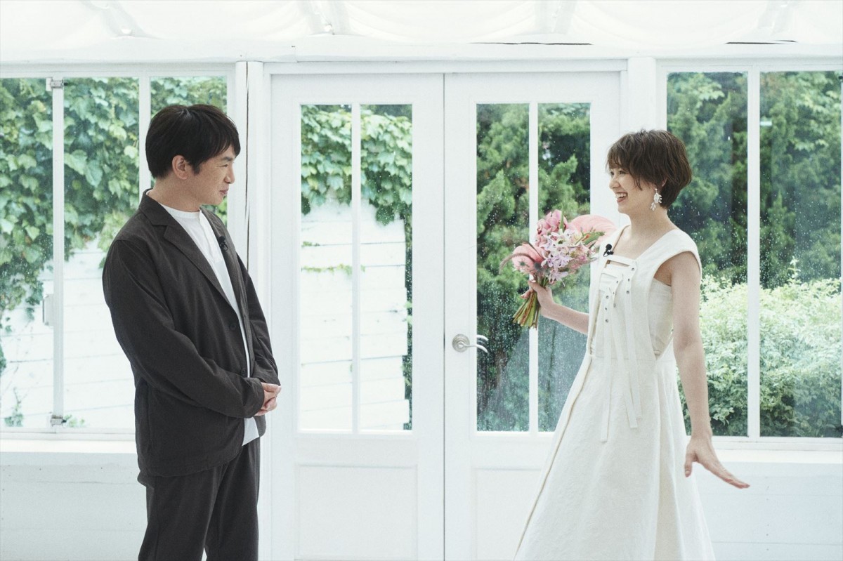結婚6周年・濱口優＆南明奈がバウリニューアル　『ゼクシィ』10月号で仲良しドレス姿を披露
