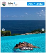 デュア・リパ、恋人カラム・ターナーとの水着ショット公開